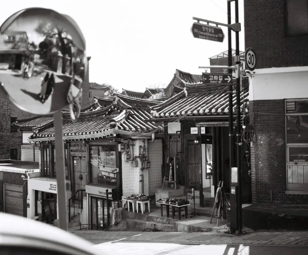 Some streets are passable by automobile, and these are now the streets of commerce, packed to the gills with cafés and clothing boutiques.Some streets are passable by automobile, and these are now the streets of commerce, packed to the gills with cafés and clothing boutiques.